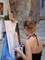 Francesca Cumella mentre dipinge un quadro